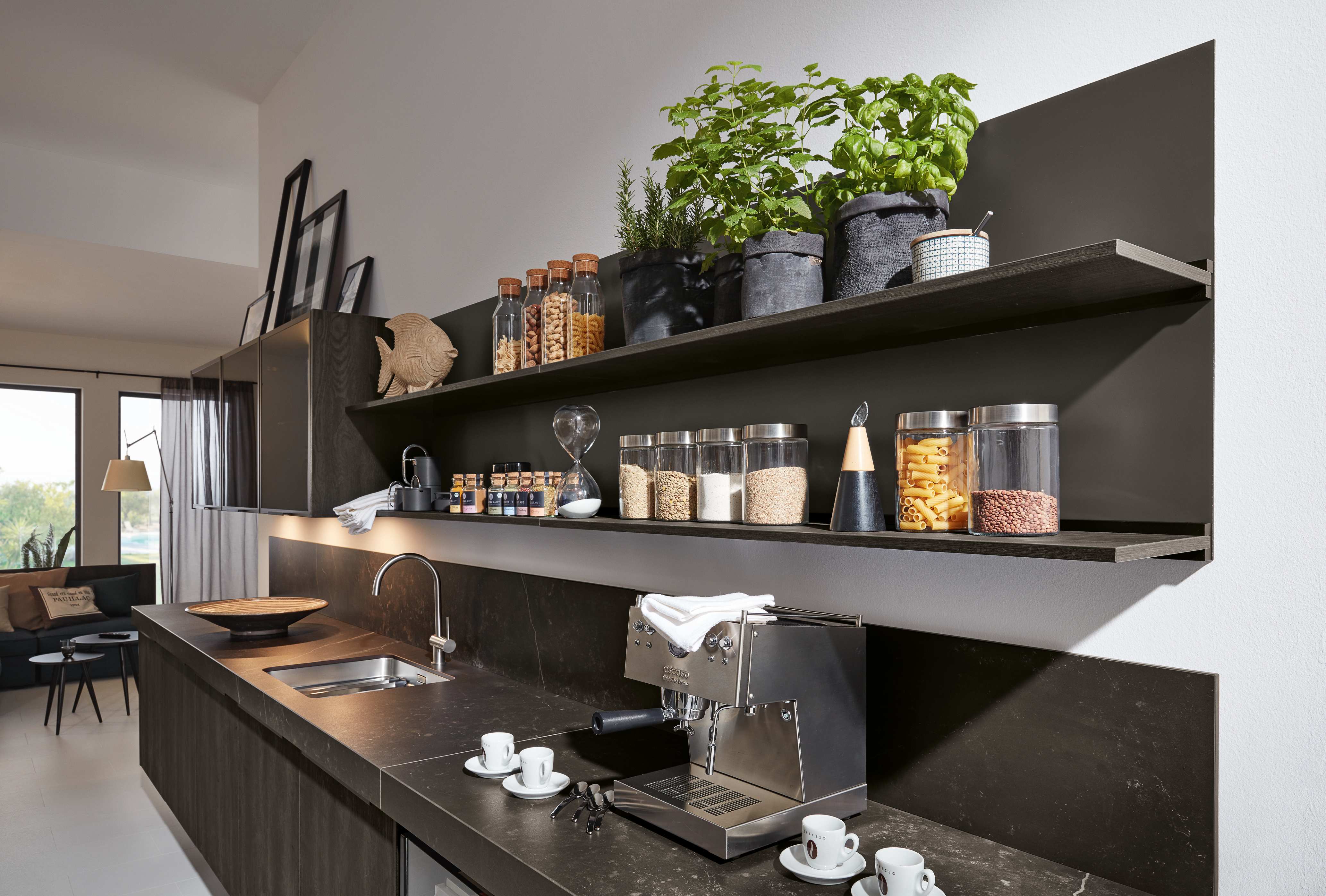 Moderne Küchenzeile mit offenen Regalen, stilvollen Deko-Elementen und integrierter Beleuchtung.