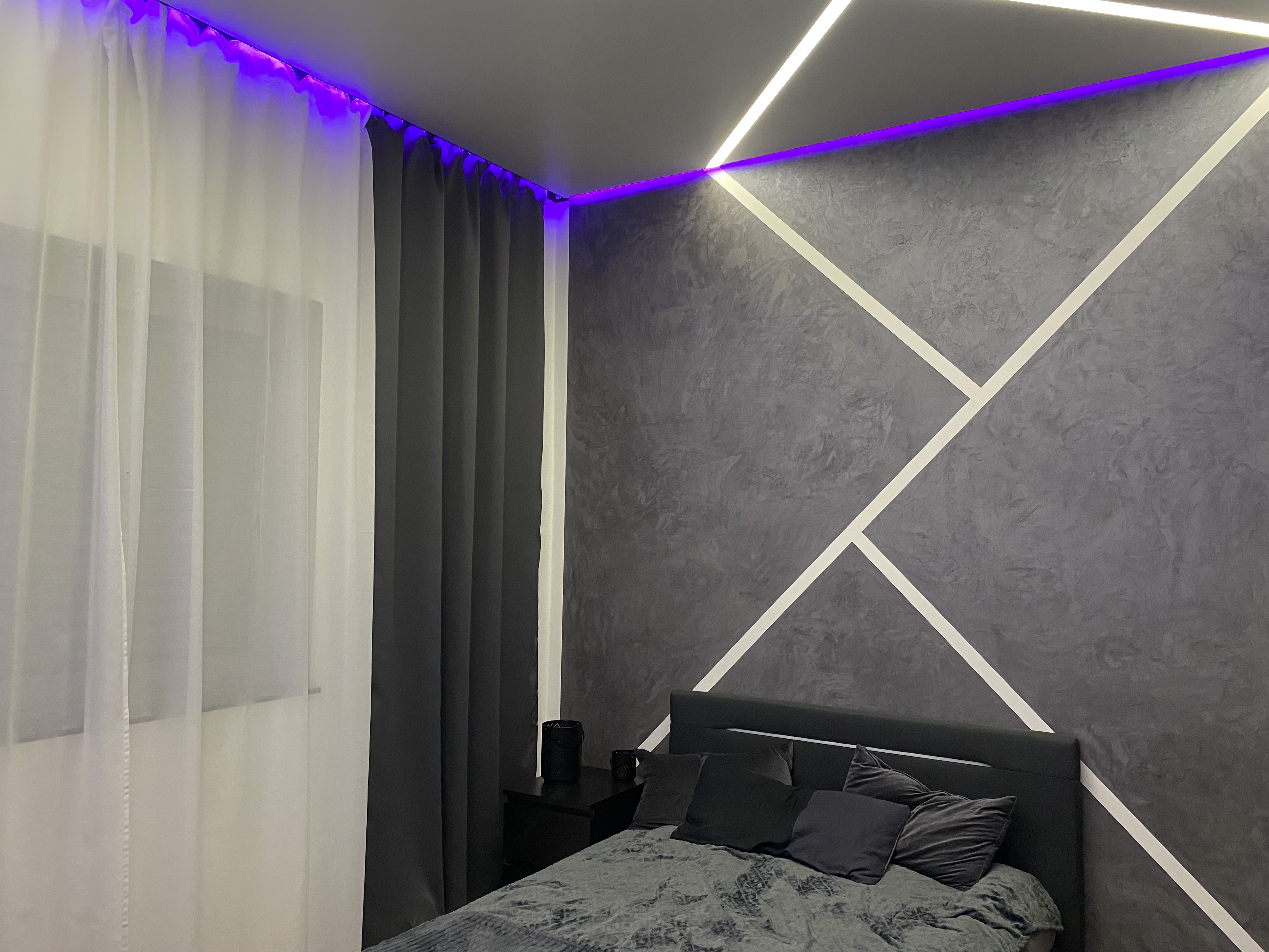 Edle Wandgestaltung mit hochwertiger Oberfläche und stimmigem Lichtkonzept von VIRINEA