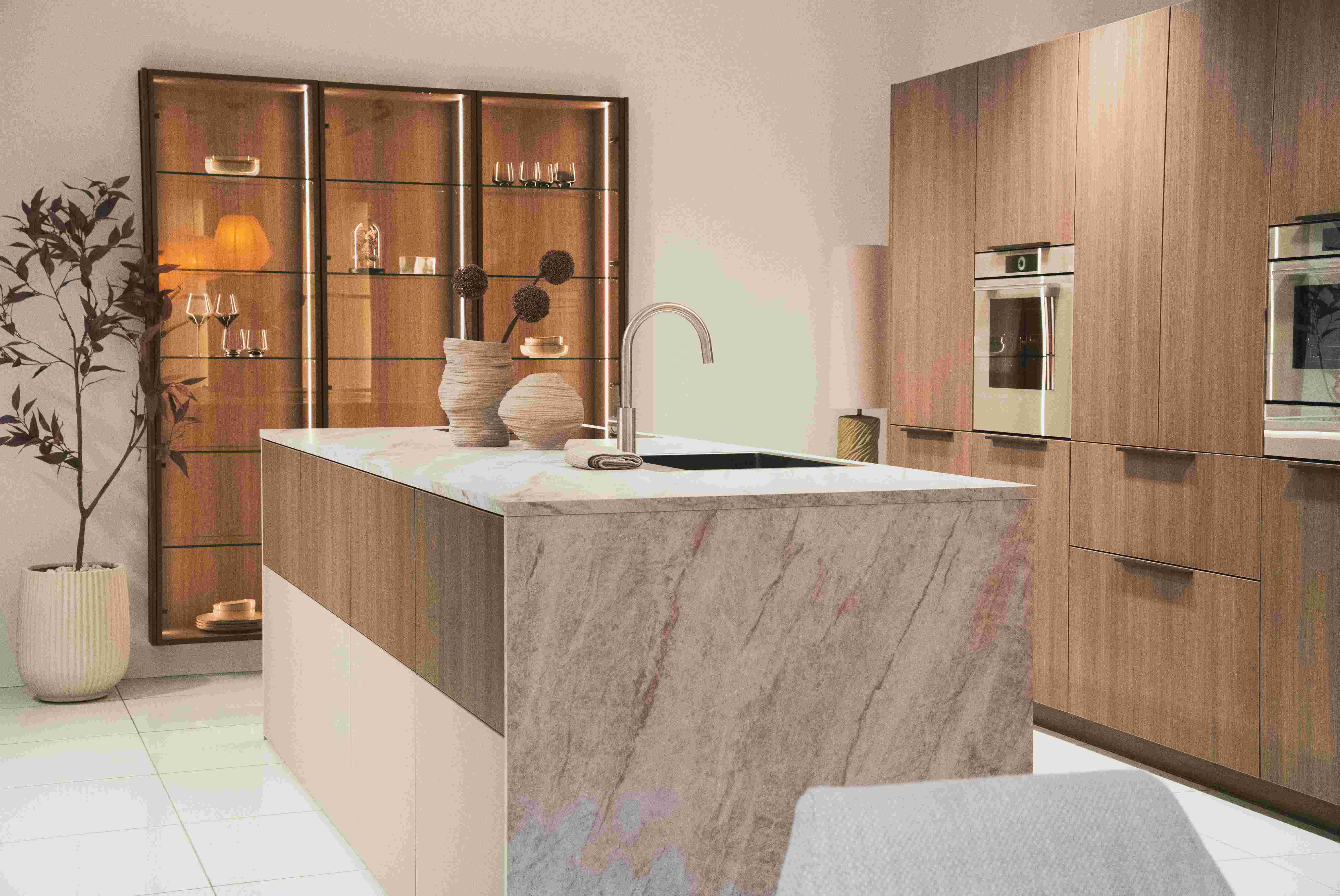 Moderne Designküche mit Marmorarbeitsplatte, Holzfronten und stilvoller Beleuchtung